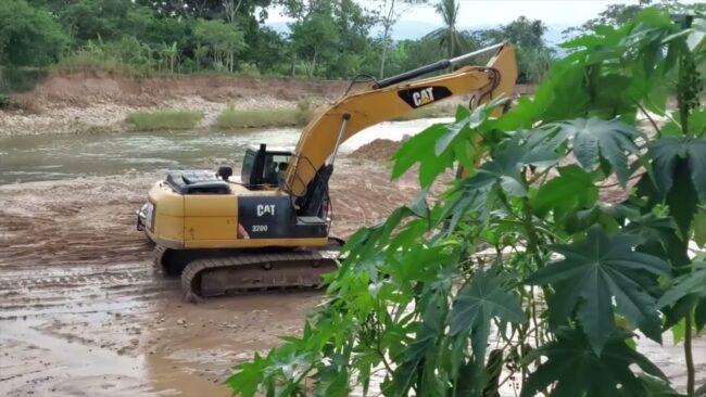 Encuentran a personal municipal extrayendo material agregado sin autorización