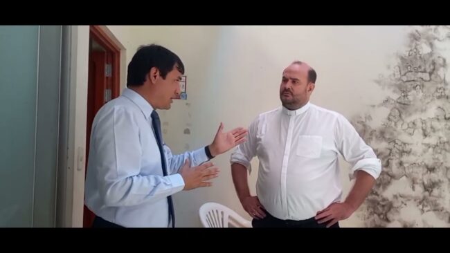 Fiscalizador entabla diálogo con sacerdote tras recibir denuncias de supuesta obstrucción en obra Fiscalizador entabla diálogo con sacerdote tras recibir denuncias de supuesta obstrucción en obra