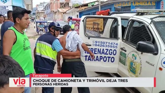 Choque de camioneta y trimóvil deja tres personas heridas Choque de camioneta y trimóvil deja tres personas heridas