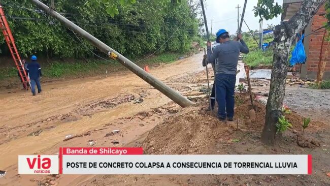 Poste de concreto colapsa a consecuencia de torrencial lluvia Poste de concreto colapsa a consecuencia de torrencial lluvia