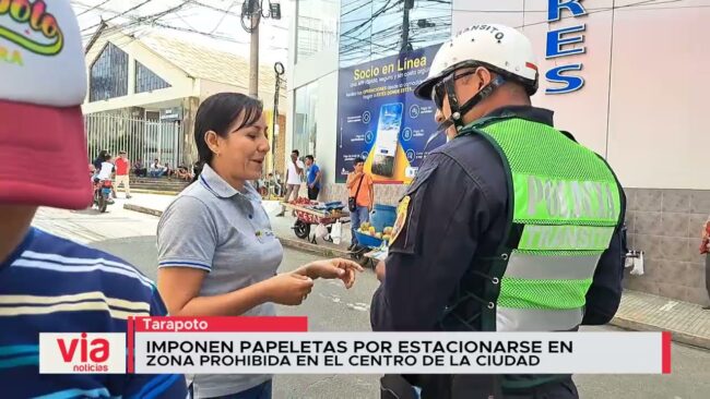 Imponen papeletas por estacionarse en zona prohibida en el centro de la ciudad Imponen papeletas por estacionarse en zona prohibida en el centro de la ciudad