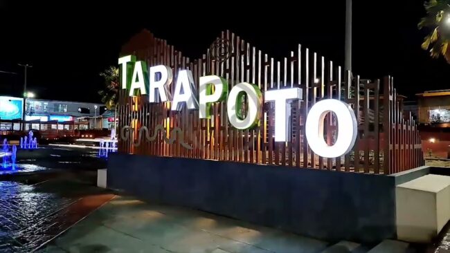 Prueba general de luces y juego de agua en plaza de Tarapoto