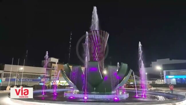 Realizan prueba y calibración del juego de luces y agua de la plaza Realizan prueba y calibración del juego de luces y agua de la plaza