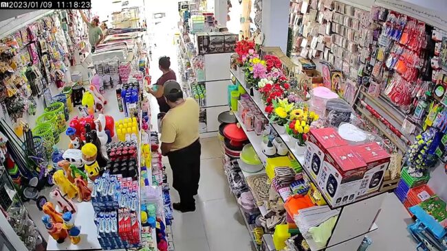 Tenderos hacen e las suyas en minimarket de Picota Tenderos hacen e las suyas en minimarket de Picota