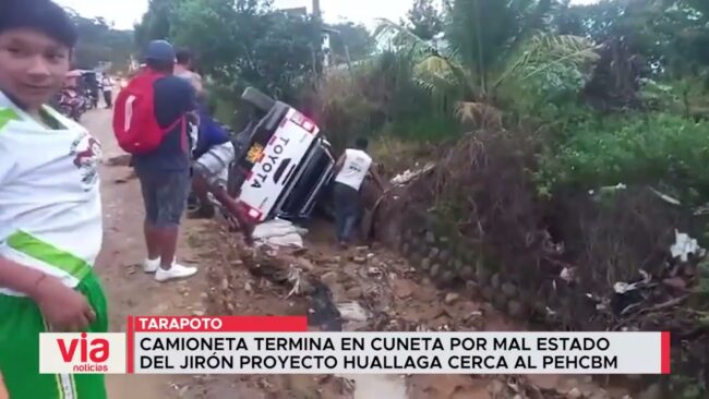 Camioneta termina en cuneta por mal estado del jirón Proyecto Huallaga cerca al PEHCBM Camioneta termina en cuneta por mal estado del jirón Proyecto Huallaga cerca al PEHCBM