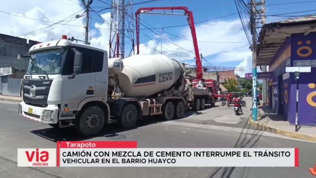 Camión con mezcla de cemento interrumpe el tránsito vehicular en el barrio Huayco