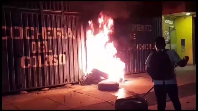 Cámara capta a sujeto iniciado fuego en el frontis de un taller