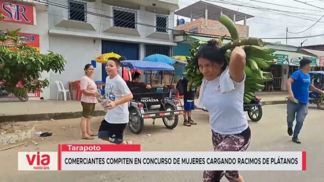 Comerciantes compiten en concurso de mujeres cargando racimos de plátanos Comerciantes compiten en concurso de mujeres cargando racimos de plátanos