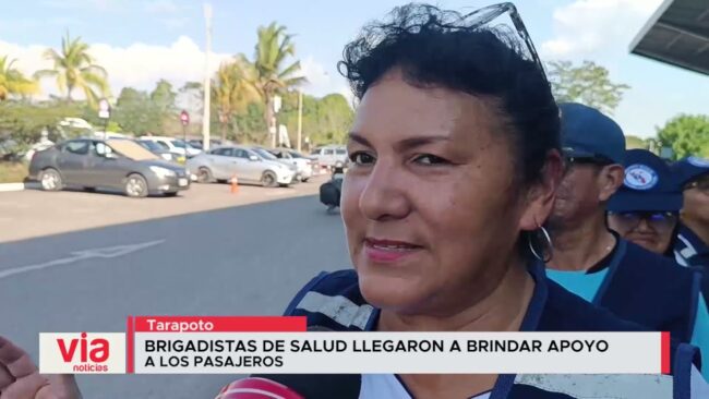 Brigadistas de salud llegaron a brindar apoyo a los pasajeros de vuelo en emergencia Brigadistas de salud llegaron a brindar apoyo a los pasajeros de vuelo en emergencia