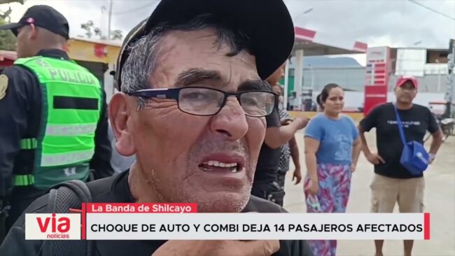 Choque de auto y combi deja 14 pasajeros afectados Choque de auto y combi deja 14 pasajeros afectados