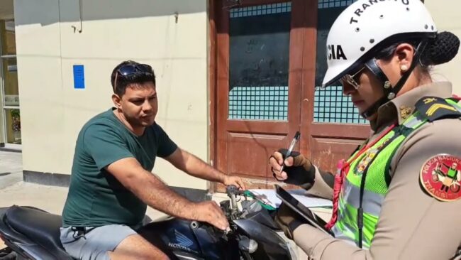 Sancionan a conductores de motocicletas por no usar casco en operativo de tránsito Sancionan a conductores de motocicletas por no usar casco en operativo de tránsito