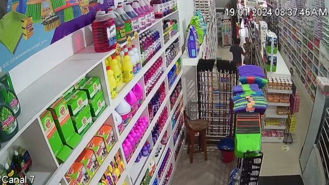 Cámara de seguridad capta a astutos “tenderos” en pleno robo a tienda de limpieza Cámara de seguridad capta a astutos “tenderos” en pleno robo a tienda de limpieza