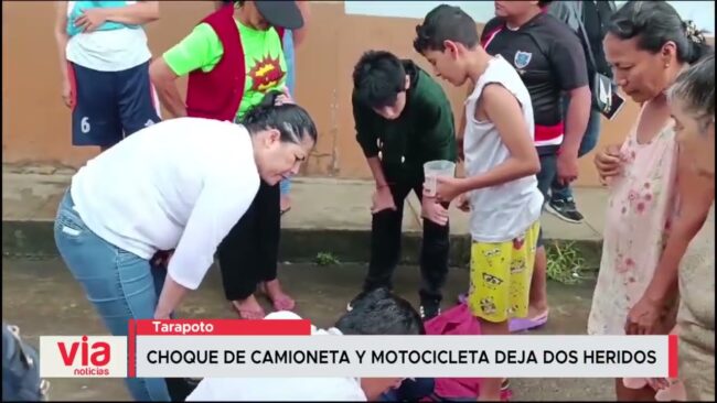 Choque de camioneta y motocicleta de dos heridos Choque de camioneta y motocicleta de dos heridos