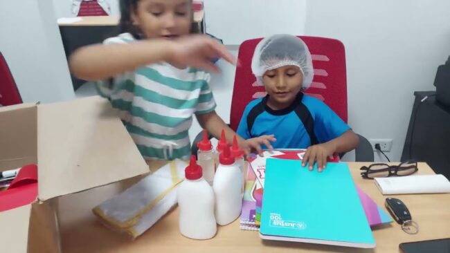 Empresario entrega útiles escolares para la pequeña Leonor Empresario entrega útiles escolares para la pequeña Leonor