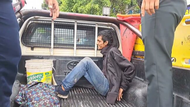 Detienen a sujeto in fraganti hurtando dinero de un negocio