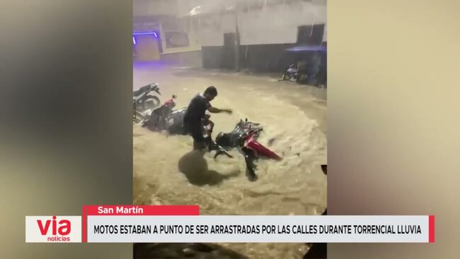 Motos estaban a punto de ser arrastradas por las calles durante torrencial lluvia Motos estaban a punto de ser arrastradas por las calles durante torrencial lluvia