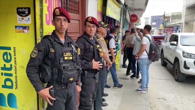 Operativo policial en locales de venta de equipos móviles termina con detenciones