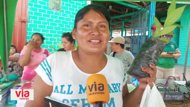 Madres de familia se favorecen con truequeton de útiles escolares Madres de familia se favorecen con truequeton de útiles escolares