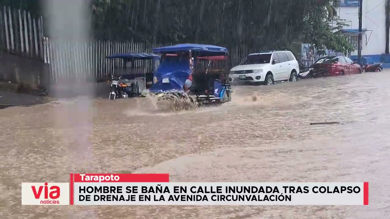 Hombre se baña en calle inundada tras colapso de drenaje en la avenida ...