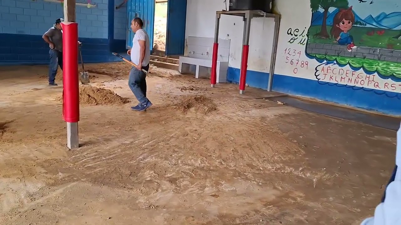 Suspenden clases por acumulación de lodo y piedras en acceso al nivel inicial de la I.E. Cadela Suspenden clases por acumulación de lodo y piedras en acceso al nivel inicial de la I.E. Cadela