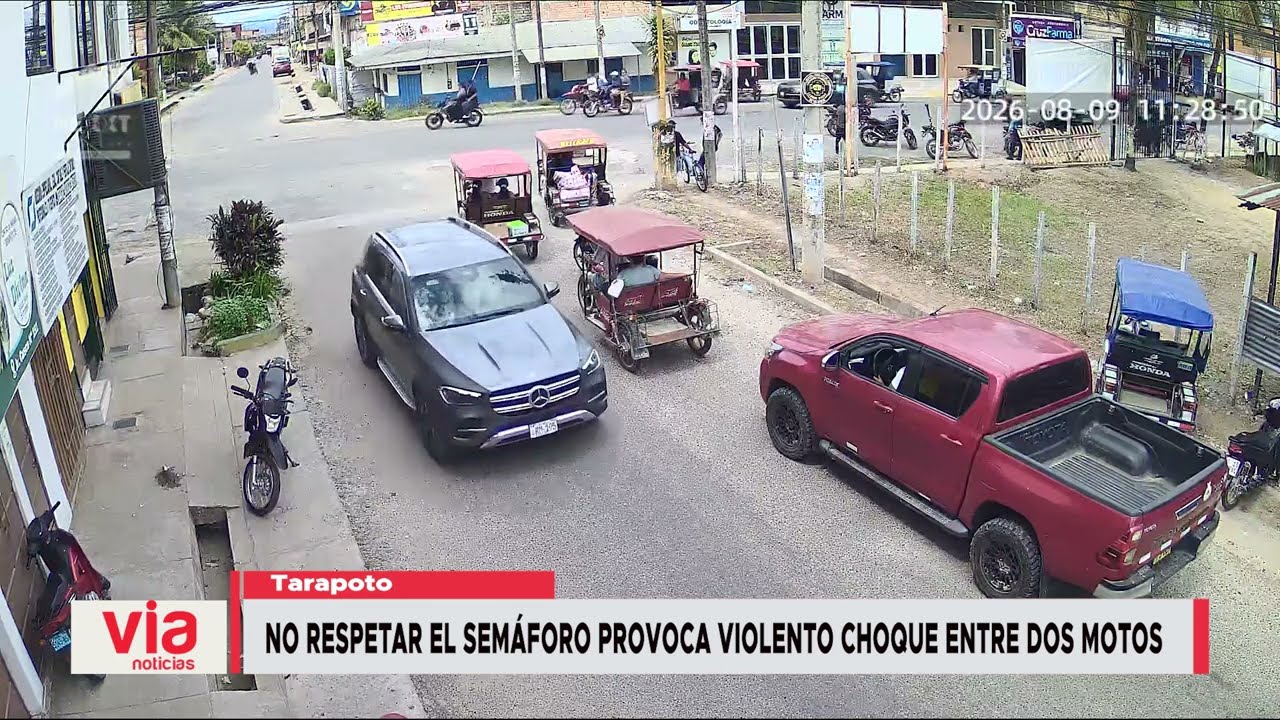 No respetar el semáforo provoca violento choque entre dos motos en Tarapoto No respetar el semáforo provoca violento choque entre dos motos en Tarapoto